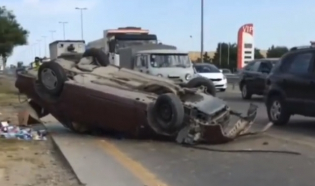 Bakı-Sumqayıt yolunda maşın aşıb - Video