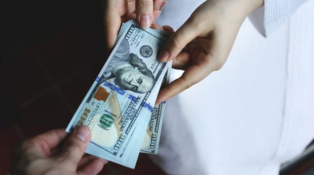 Saxta dollar satmaq istəyənlər ələ keçdi