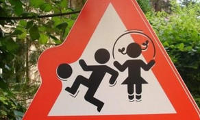 Bakıda körpünün üstündə oynayan uşağı avtomobil vurub