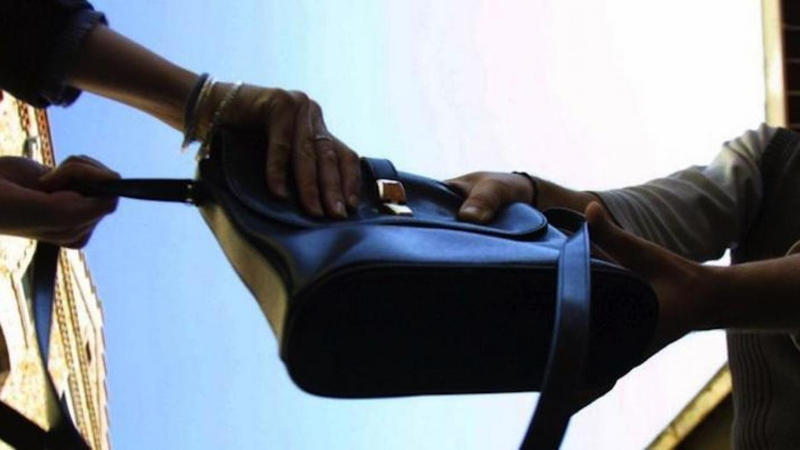 Metroda qadından oğurluq etmək istəyən şəxs tutuldu