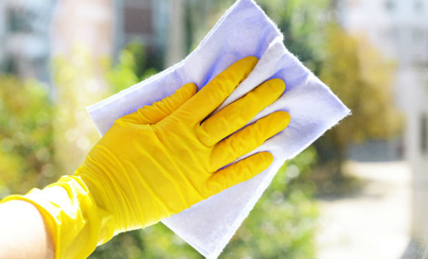 Qadın şüşə silərkən ikinci mərtəbədən yıxıldı — Vəziyyəti ağırdır