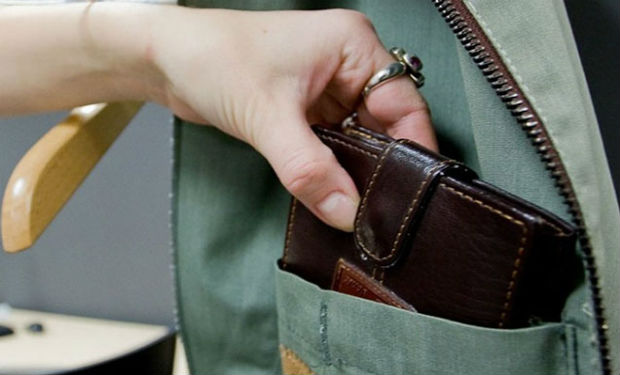 Avtobusda cibgir qadını soydu