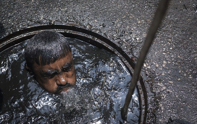 Bakıda ərəb turist kanalizasiya quyusuna düşdü - Video