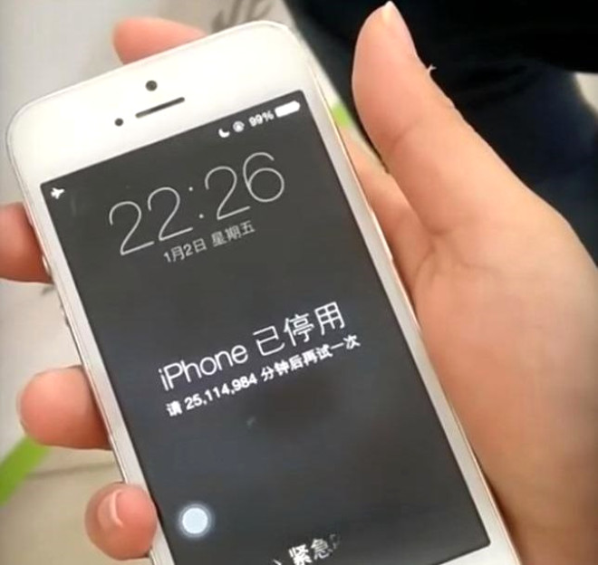 Qadın oteldə turistin telefonunu oğurladı