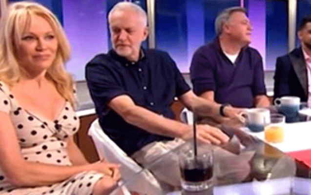 İngiltərəli siyasətçi gözünü Pamelanın sinəsindən çəkə bilmədi - Video