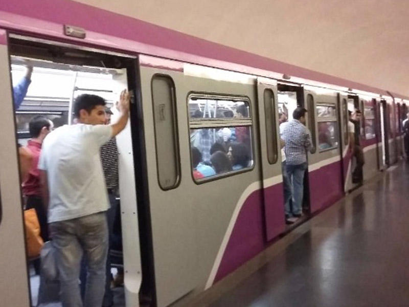 Bakı metrosunda qatarların hərəkətində problem yaranıb