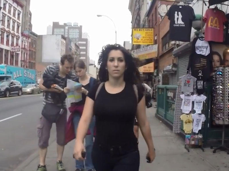 Normal geyimli qıza söz atan oğlanlar kameraya düşdülər - Maraqlı eksperiment - VİDEO