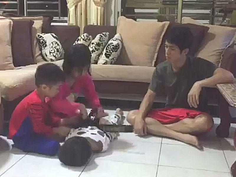 Ata oğlunun əl-qolunu bağlayıb, qardaşına döydürdü - Səbəbi təəccübləndirir - VİDEO