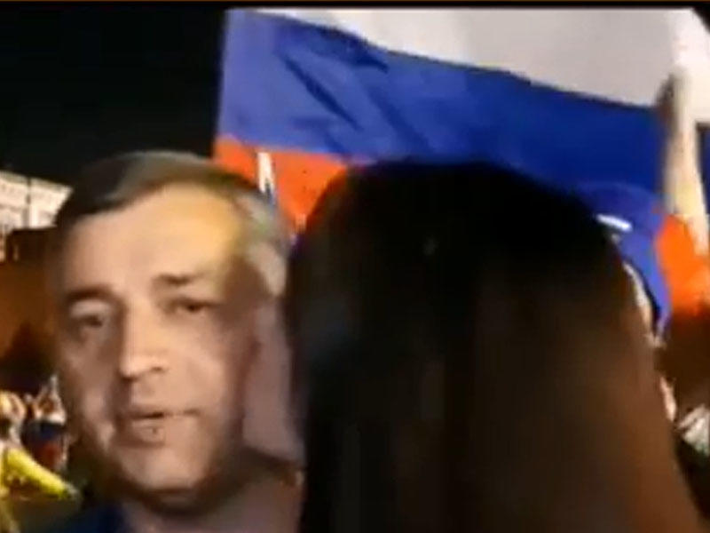 Rus qızı azərbaycanlı müxbiri canlı yayımda öpdü - VİDEO