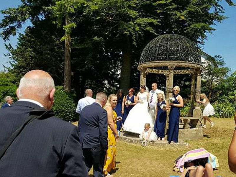 Bəylə gəlini yarıçılpaq qadın pərişan etdi - VİDEO - FOTO