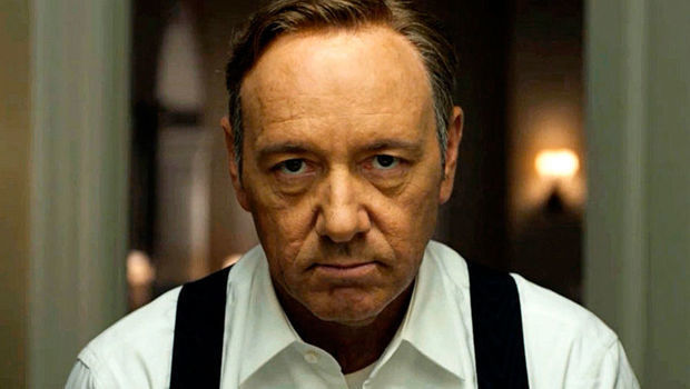 Kevin Speys kişilərə qarşı təcavüzdə ittiham olunur