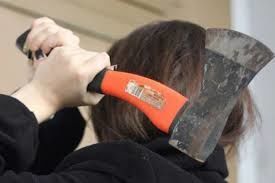 Rəfiqəsini balta ilə hissələrə bölən qadın məhkəmə qarşısında