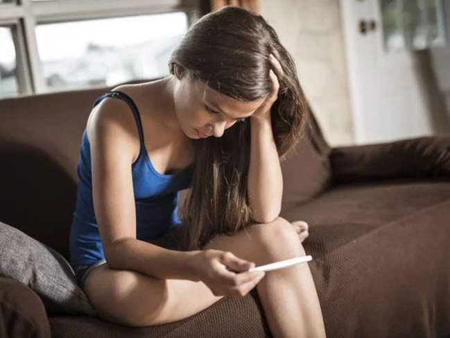 Ailəsindən ayrı yaşayan 15 yaşlı qız hamilə qaldı - Anasının etdikləri dəhşətə gətirir - VİDEO