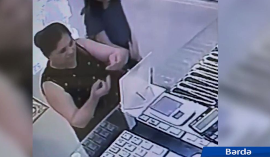 Mağazadan qızıl oğurlayan qadın kameraya belə düşdü - VİDEO