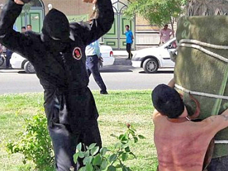 Toyda içdiyinə görə ağaca bağlayıb şallaqladılar - FOTO