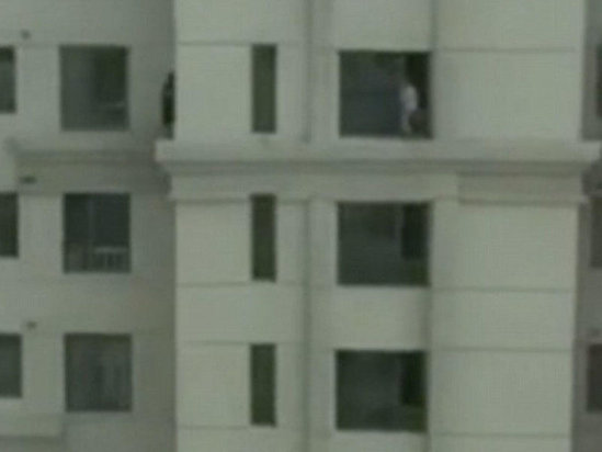 Şok kadrlar: iki uşaq 33-cü mərtəbədə gizlənpaç oynadı - VİDEO