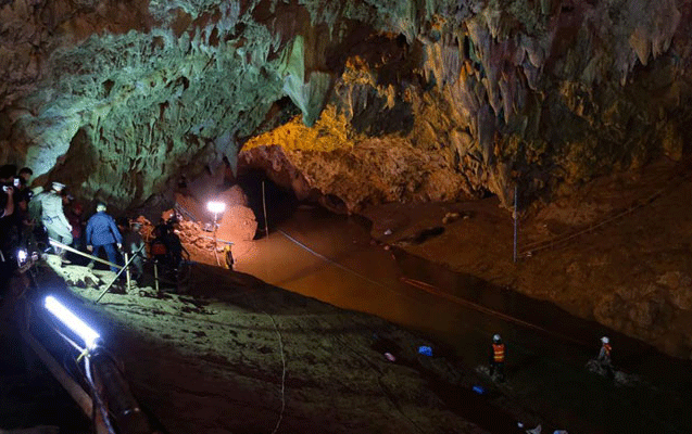 Taylandda uşaqlar mağaradan belə xilas edilib - Video