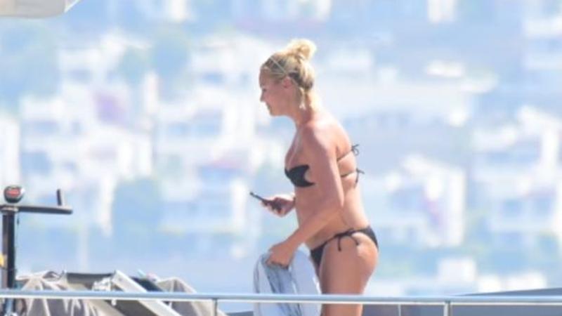 Bikinili halda yaxalanan aktrisa artıq çəkisi ilə ŞOK ETDİ - FOTO
