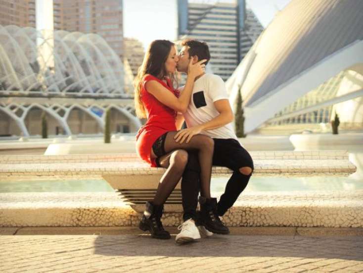 Bu cütlük cinsi münasibət videolarını sataraq - Dünyanı gəzir - FOTOLAR