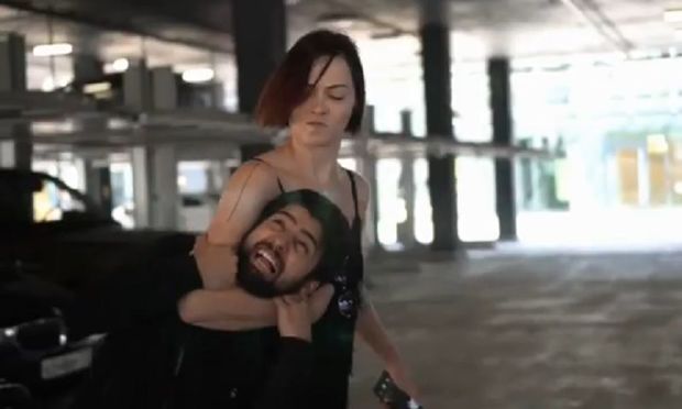 Rusiyalı aparıcı telefonunu oğurlayan azərbaycanlını “döydü” - VİDEO