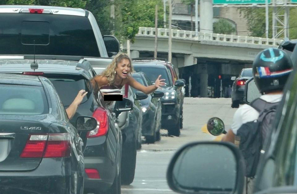 Qız Bekhemi gördü, özünü itirib sinəsini açdı - FOTO