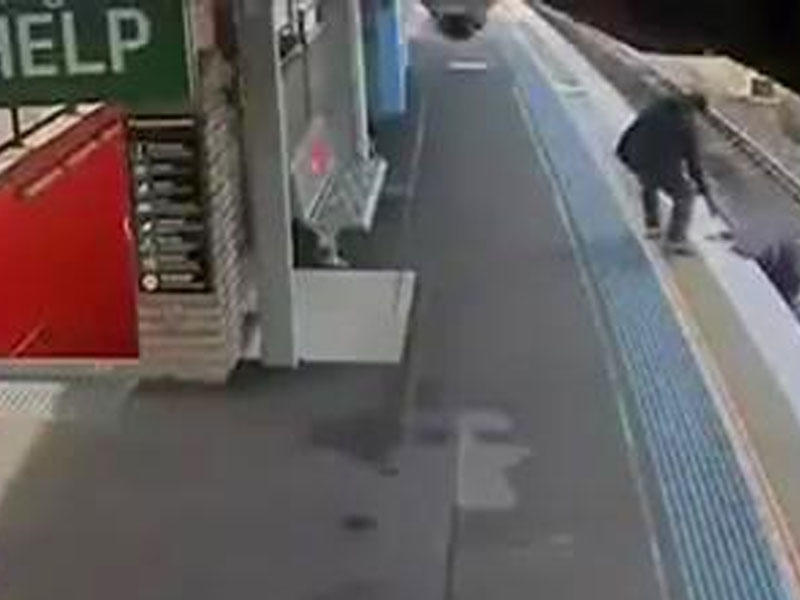 Sərnişinin ayağı sürüşüb relslərə yıxıldı - Qatarın altında qalmaqdan belə qurtuldu - VİDEO