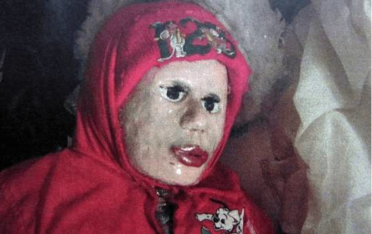 Məzardan qız meyitlərini çıxararaq oyuncaq düzəldən manyakın tükürpədən fotoları...