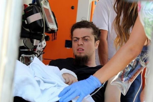 Həkimlər kobra sancan azərbaycanlı sehrbaz haqda: Yaşaması möcüzədir - FOTO