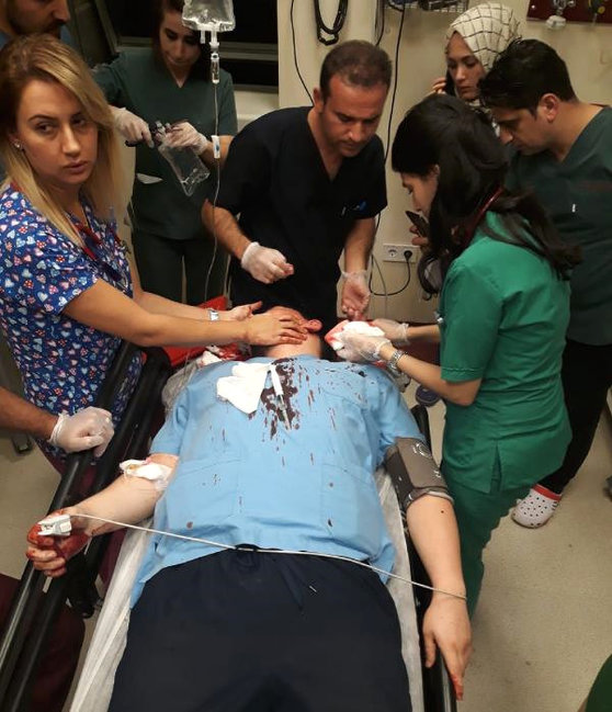 Xəstəxanada ŞOK OLAY: uşağına görə həkimin başını daşla partlatdı - FOTOLAR