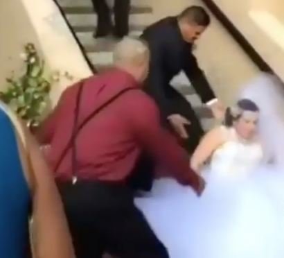 Gəlin pilləkənlərdən yıxıldı - VİDEO