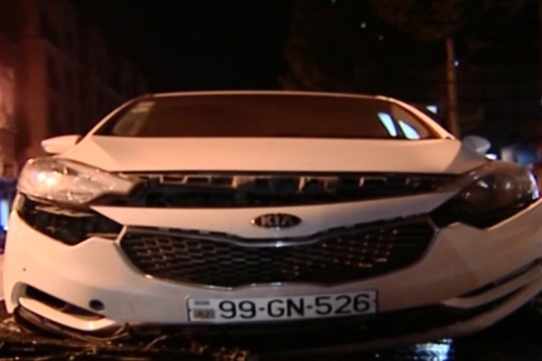 Bakıda turist kirayə götürdüyü avtomobillə qəza törətdi - VİDEO