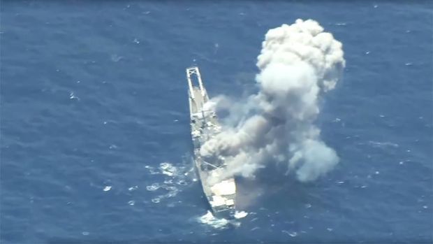 ABŞ hərbi gəmisi Havay yaxınlığında məhv edildi - VİDEO