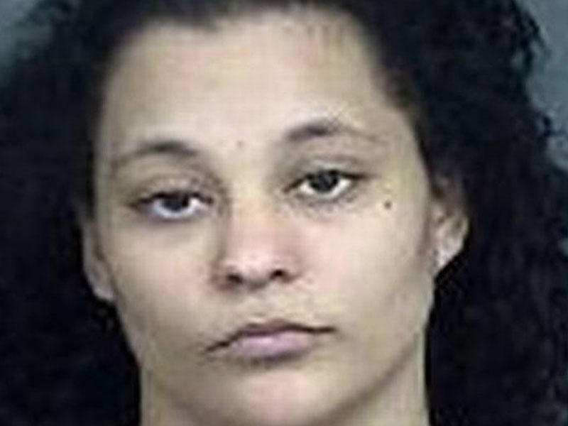 Ana 2 yaşlı qızını kişilərə satdı - FOTO