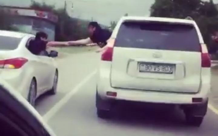 Bakıda təhlükə saçan kortej: maşın hərəkətdə ola-ola 