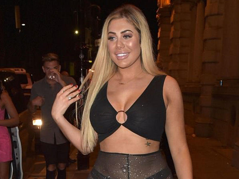 Sevgilisi ilə kluba şəffaf geyinib getdi - FOTO