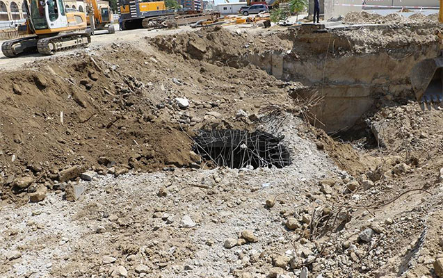 Çökən yolun altından ikimərtəbəli tikili çıxdı - Fotolar