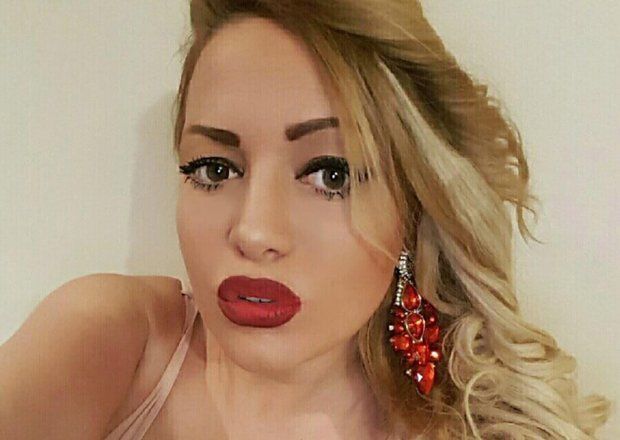 Serbiyalı müğənni ölmüş atası ilə selfi etdi - FOTO