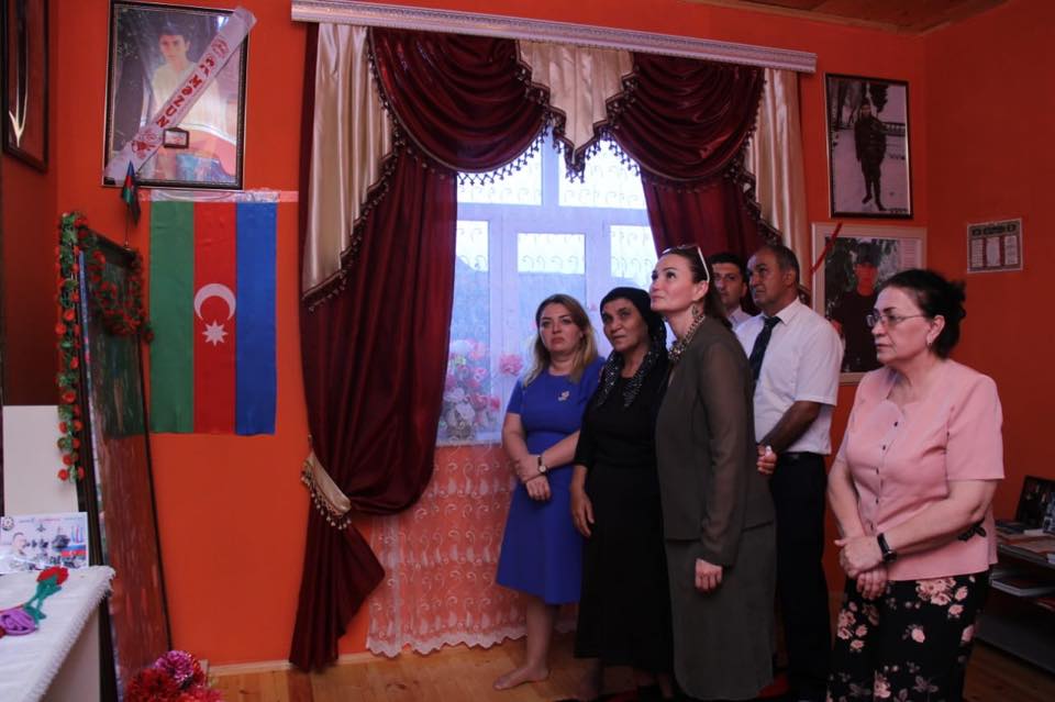 Qənirə Paşayeva Aprel döyüşlərinin qəhrəman şəhidlərinin ailələrini ziyarət edib - MASALLIDA