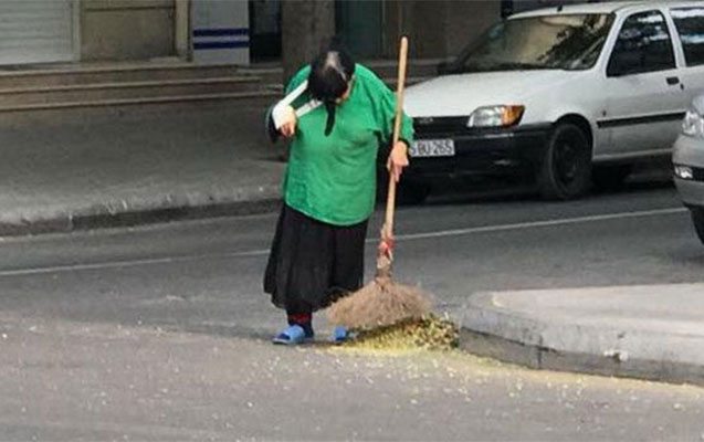 Qolu sınıq küçə süpürən qadın haqda - Yeni xəbər