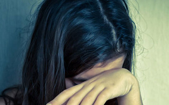 Azərbaycanda iyrənc əməl: Ana 14 yaşlı qızı ilə öpüşüb, videolarını...