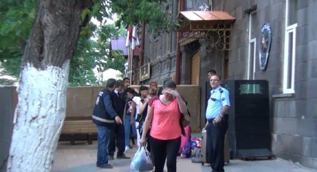 Qarsda 14 azərbaycanlı qadın saxlanıldı