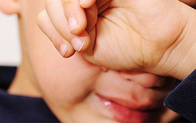 5 yaşlı oğulluğunu ağacla döyüb öldürübmüş - Rəsmi məlumat