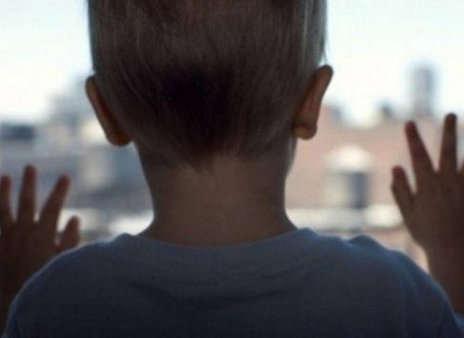 Bakıda uşaq beşinci mərtəbədən yerə yıxılıb