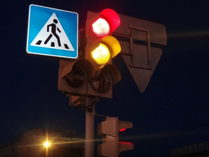 Bakıda restoranın qarşısında qadını avtomobil vurub