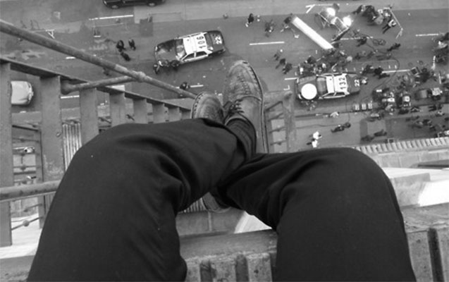 İntihar üçün 7-ci mərtəbəyə çıxdı