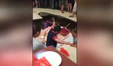 Toyda qeyri-adi hadisə: Yer yarıldı, qonaqlar aşağı yıxıldı - Video