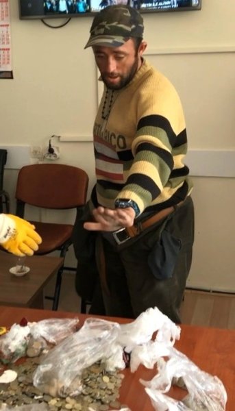 Dilənçinin üzərindən 300 minə yaxın qəpik pul çıxdı - VİDEO