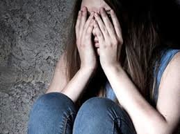 Ana 25 yaşlı əlil qızının paltarında qan gördü, eşitdiklərindən şoka düşdü