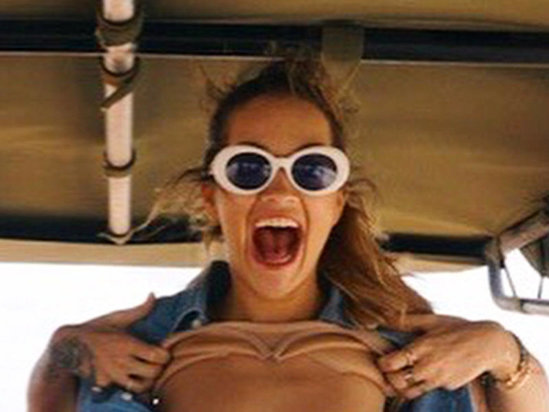 Müğənni dostunun ad günündə soyundu, çılpaq FOTOsunu yaydı