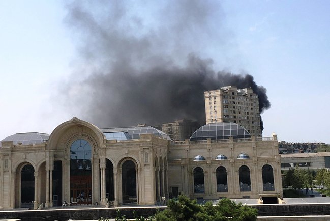 SON DƏQİQƏ! Bakıda BİNA YANIR - Anbaan VİDEO